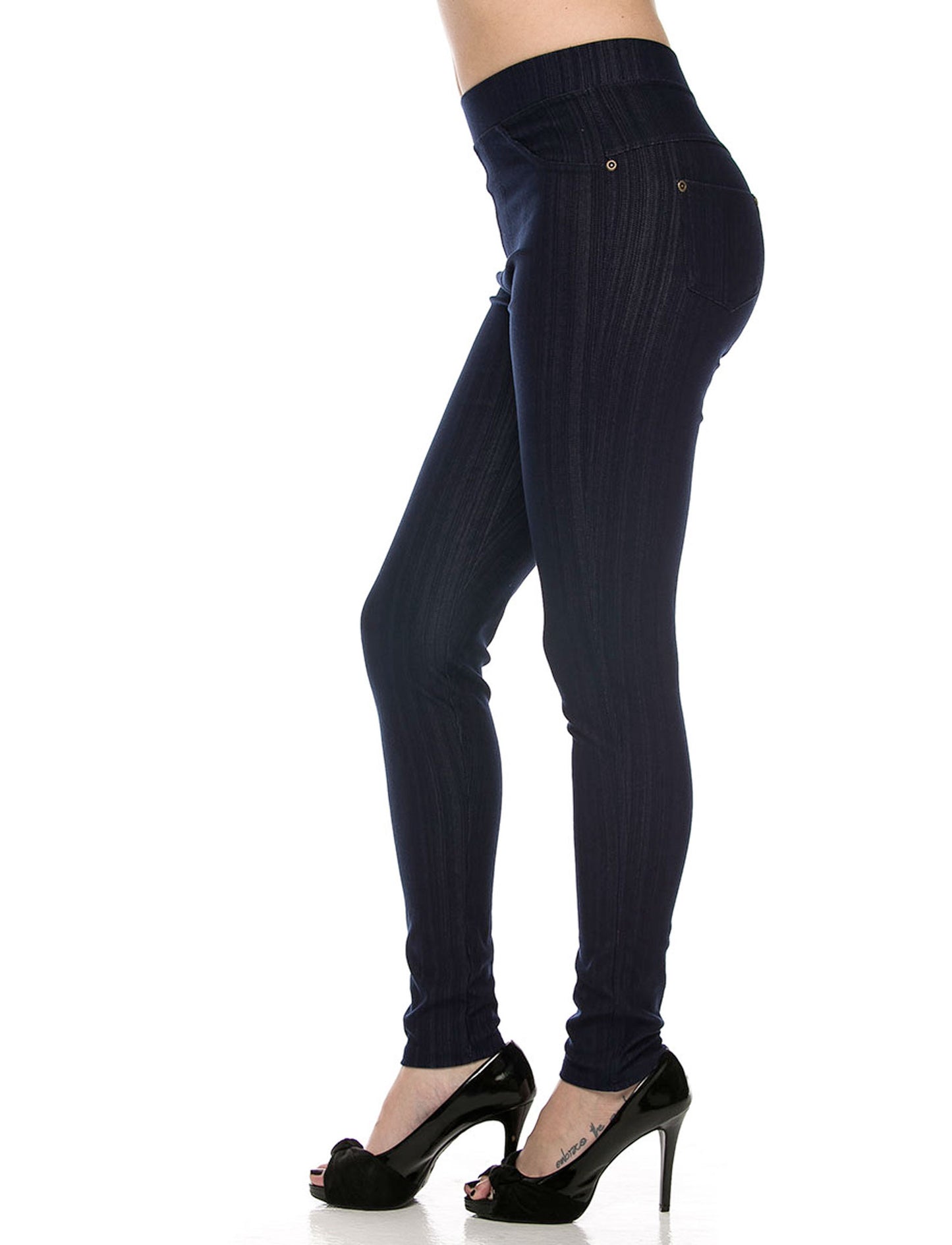 75% Cotton 17% Polyester 8% Spandex
These hybrid leggings, crafted from top-quality stretch denim, provide a flattering fit with smoothing support! They feature back pockets decorated with stylish studs. A must-have for fashion lovers who want to shine and turn heads—in the best way possible!
