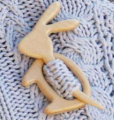 Discover the missing piece for your knitwear with our adorable Wood Sweater Pin! Whether it's a sweater, scarf, or hat, these charming little pets will add a playful touch to your wardrobe (and they're super low-maintenance too)!