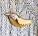Discover the missing piece for your knitwear with our adorable Wood Sweater Pin! Whether it's a sweater, scarf, or hat, these charming little pets will add a playful touch to your wardrobe (and they're super low-maintenance too)!