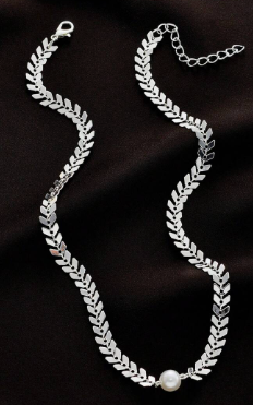 zinc alloy
Dainty but packs a powerful impact with this gorgeous fish bone style chain that meets at the neck with a faux pearl.