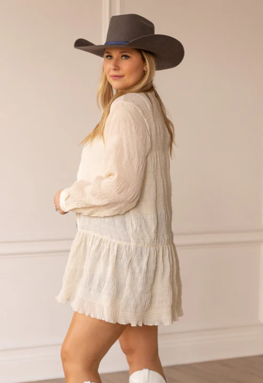 96% polyester / 4% spandex
Indulge in versatility with this Gauzy Button Up Tunic with a beautiful peplum ruffle! This lightweight tunic is the ultimate summer staple. Use it as a beach cover up or a casual top for effortless style. Don't be caught without this must-have piece!
Sizing: L (10-12) XL (14-16)