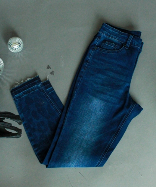 <p><span data-mce-fragment="1">Unleash your wild side with these ultra comfortable skinny jeans in a dark wash. Prowl in style with a subtle leopard print that grazes below the knee. They may just become your new favorites!</span></p> <p><span data-mce-fragment="1">Size Range as follows XS 0-4 / S 4-6 / M 6-9 / L 9-14 / XL 14-17 / 2X 16-20 / 3X 18-22</span></p>