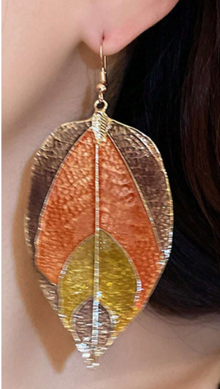 Add some fall flair to your outfit with these playful leaf-shaped earrings. Featuring vibrant autumn colors and a dangling design, these earrings are a fun and stylish addition to any jewelry collection. Perfect for adding a touch of whimsy to your wardrobe!
Size: 3" drop
