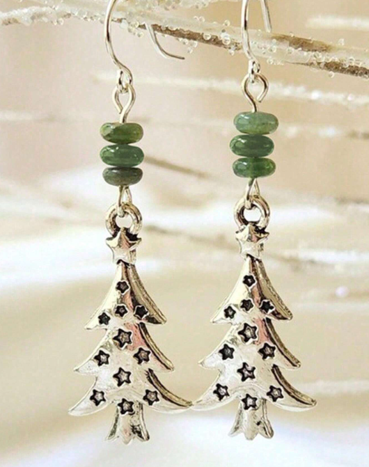 Get in the holiday spirit with these festive dangle earrings featuring a cheerful tree and accents of natural stone. Oh Christmas Tree, your style is on point!
Size: 2" drop