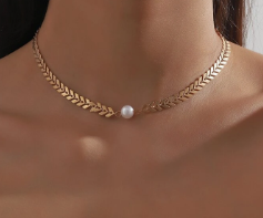 zinc alloy

Dainty but packs a powerful impact with this gorgeous fish bone style chain that meets at the neck with a faux pearl.