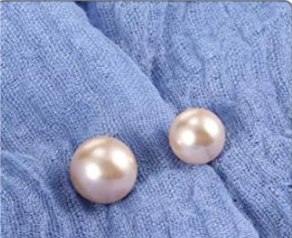 Embrace the duality of fashion with our double pearl cardigan closure pin. It's both chic and playful, keeping your look on point while solving any chest-related fashion emergencies. Use it to seal up any wardrobe gaps or add some glamour to your ensemble!