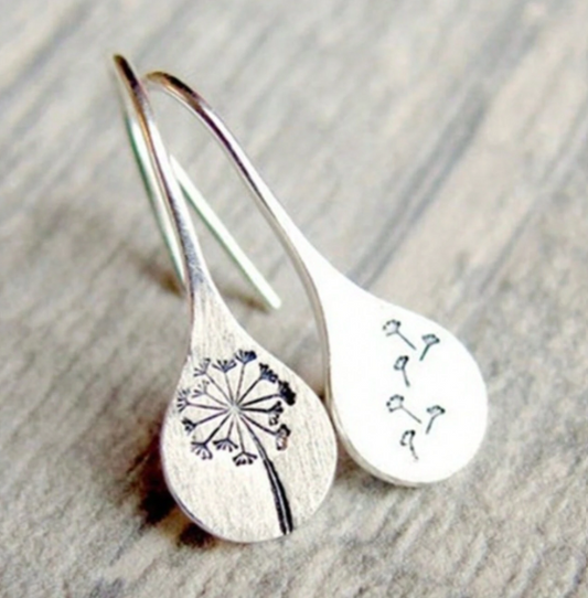 Come on, these earrings are a "must-have"! One side dandelion, the other fluff- so cute and perfect for any casual occasion!

Earring drop to 1.5", 5" wide