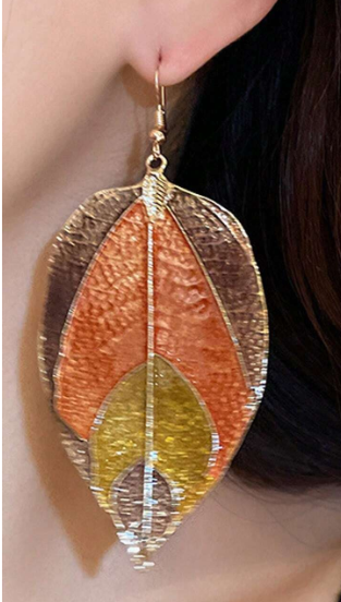 Add some fall flair to your outfit with these playful leaf-shaped earrings. Featuring vibrant autumn colors and a dangling design, these earrings are a fun and stylish addition to any jewelry collection. Perfect for adding a touch of whimsy to your wardrobe!

Size: 3" drop